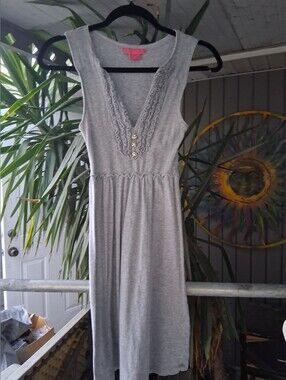 Charlotte Tarantola Light Gray Ribbed Top with Pink Label